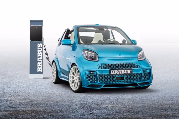  Hãng độ Brabus là cái tên quen thuộc trong giới chơi xe. Các sản phẩm của hãng mang đậm tính sáng tạo, mang phong cách thể thao và cao cấp. Tiêu biểu có thể kể đến như Brabus 700 Widestar và loạt bản độ Mercedes-Benz S-Class sang trọng.