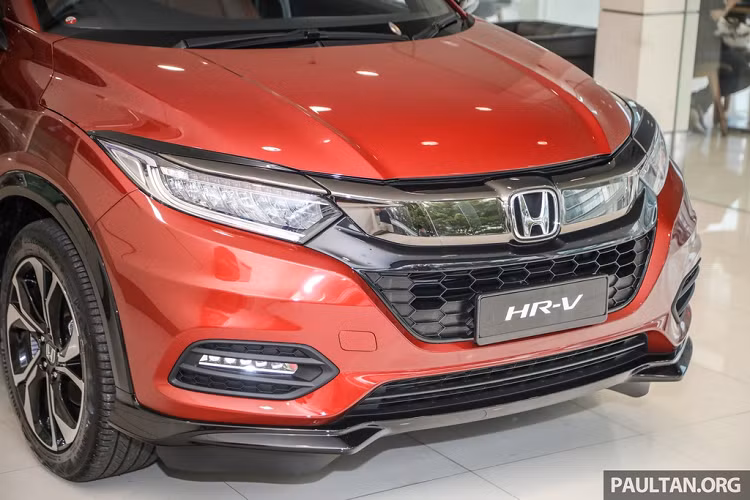 Bên cạnh đó, HR-V RS còn sở hữu lưới tản nhiệt dạng tổ ong, cản trước và cản sau sơn đen bóng, ốp hốc bánh và nẹp hông cửa tối màu. Hệ thống đèn chiếu sáng, đèn sương mù và đèn hậu đều dùng công nghệ LED.