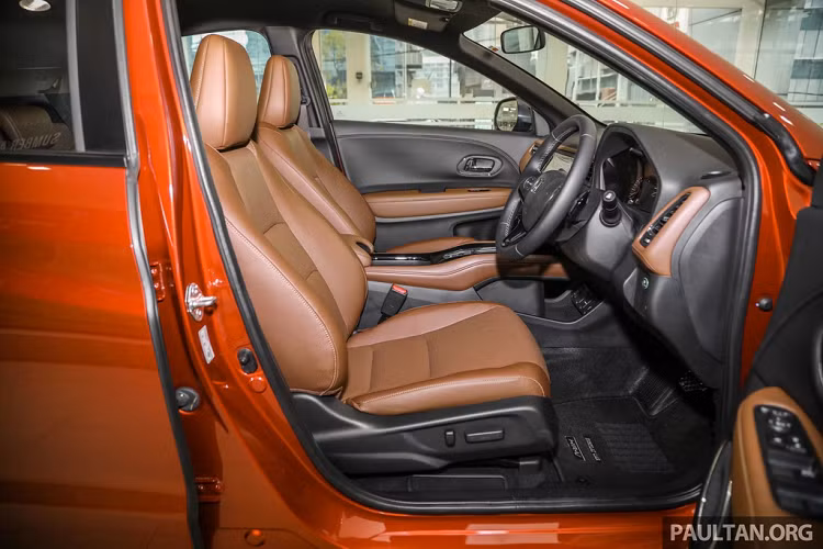 Không gian rộng rãi là ưu điểm chính của Honda HR-V nói chung. Xe có kích thước tổng thể dài x rộng x cao lần lượt 4.334 x 1.772 x 1.605 mm cùng chiều dài cơ sở 2.610 mm.