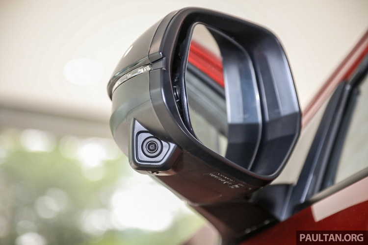 Honda HR-V RS sở hữu tính năng quan sát làn đường LaneWatch với camera gắn ở gương chiếu hậu bên phụ. Các hình ảnh bên hông xe sẽ được hiển thị trên màn hình trung tâm để giúp người lái chuyển làn hoặc rẽ an toàn hơn.