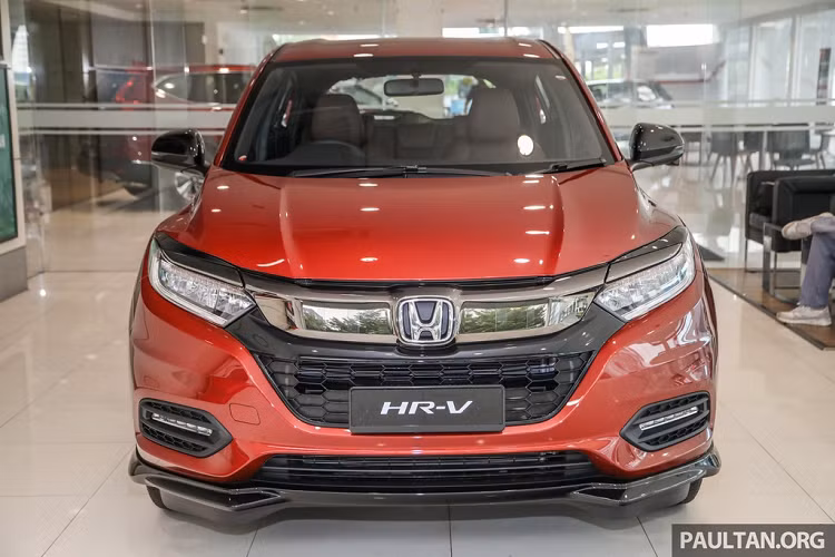 Giá xe Honda HR-V RS 2020 mới từ khoảng 29.000 USD (tương đương 672 triệu đồng) tại Malaysia. Tại Việt Nam, Honda HR-V hiện chỉ có 2 phiên bản G và L với giá bán dao động 786-871 triệu đồng. Xe ở cùng phân khúc với các mẫu Urban SUV phổ thông gồm Hyundai Kona và Ford EcoSport.