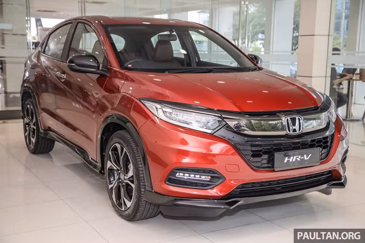 Một tháng sau khi trình làng với trang bị tiêu chuẩn nội thất màu đen, Honda HR-V RS 2020 mới tại thị trường Malaysia vừa được bổ sung tùy chọn cabin bọc da màu nâu với giá bán được giữ nguyên. Theo đó, biến thể cao cấp nhất của Honda HR-V có giá đề xuất 125.000 RM, tương đương 29.000 USD.