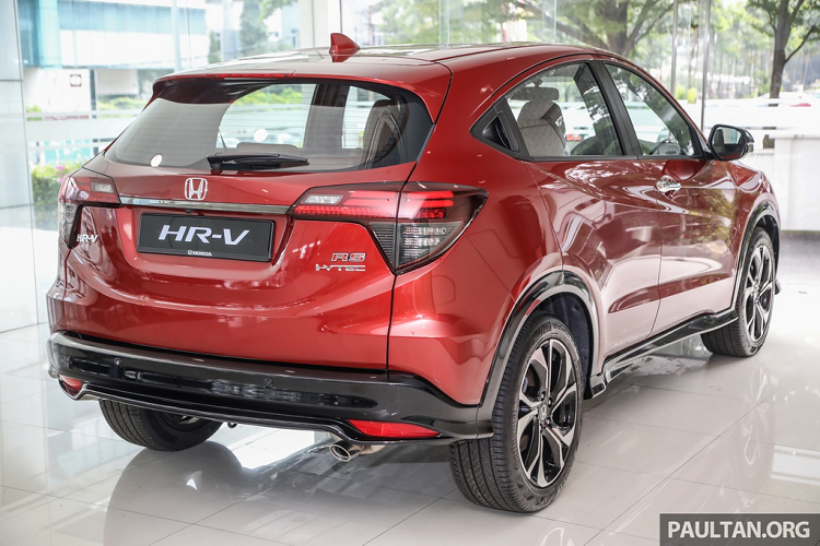 Honda HR-V RS thế hệ mới được trang bị bộ bodykit mang phong cách thể thao. Điểm nhấn đáng chú ý hơn cả là hệ thống la-zăng hợp kim đa chấu kích thước 18 inch, to hơn la-zăng 17 inch của phiên bản tiêu chuẩn.