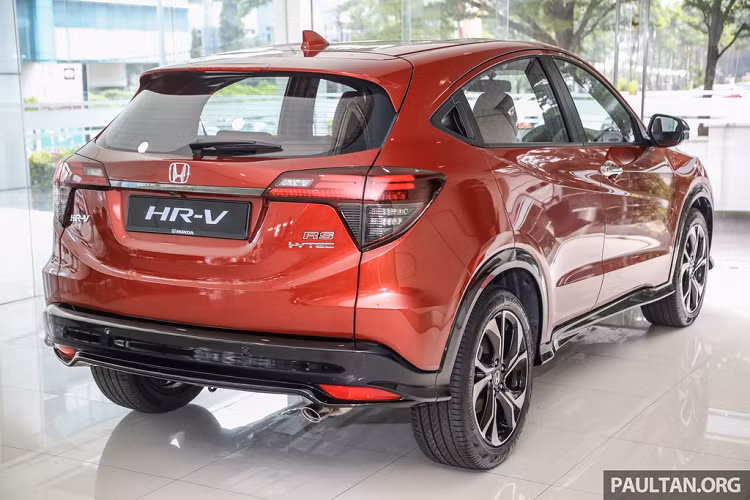 Honda HR-V RS thế hệ mới được trang bị bộ bodykit mang phong cách thể thao. Điểm nhấn đáng chú ý hơn cả là hệ thống la-zăng hợp kim đa chấu kích thước 18 inch, to hơn la-zăng 17 inch của phiên bản tiêu chuẩn.