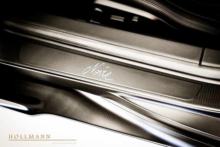 Phiên bản đặc biệt của dòng siêu xe Bugatti Chiron gây sức hút với các tín đồ đam mê siêu xe với phần ngoại thất sử dụng vật liệu sợi carbon. Bệ cửa 2 bên có thêm dòng chữ "Noire" được viết cách điệu. Đáng chú ý đây cũng là chiếc Bugatti Chiron thứ 250 được sản xuất.