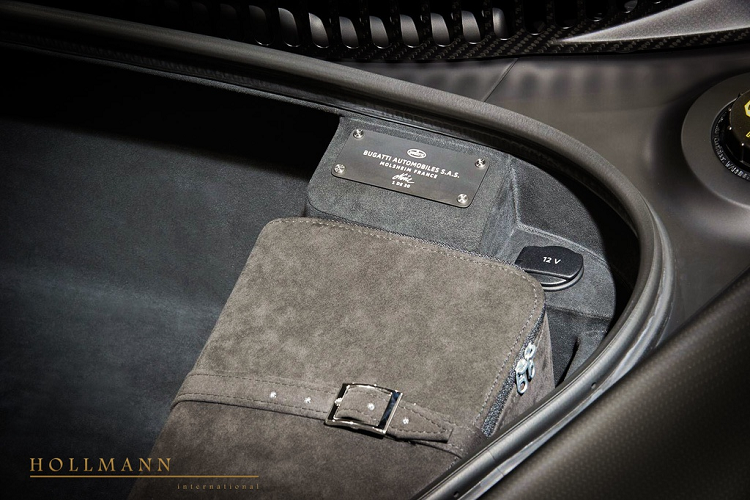 Những chi tiết không được phủ carbon như mâm, kẹp phanh và cột C được sơn màu đen giúp hòa hợp với tổng thể của xe.