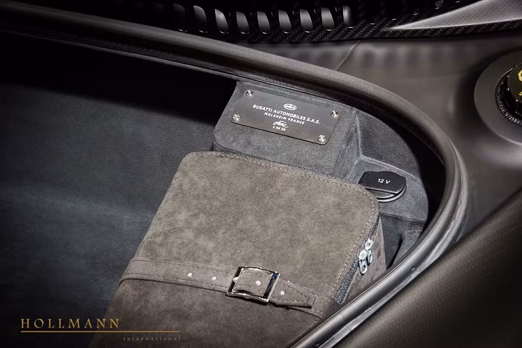 Những chi tiết không được phủ carbon như mâm, kẹp phanh và cột C được sơn màu đen giúp hòa hợp với tổng thể của xe.