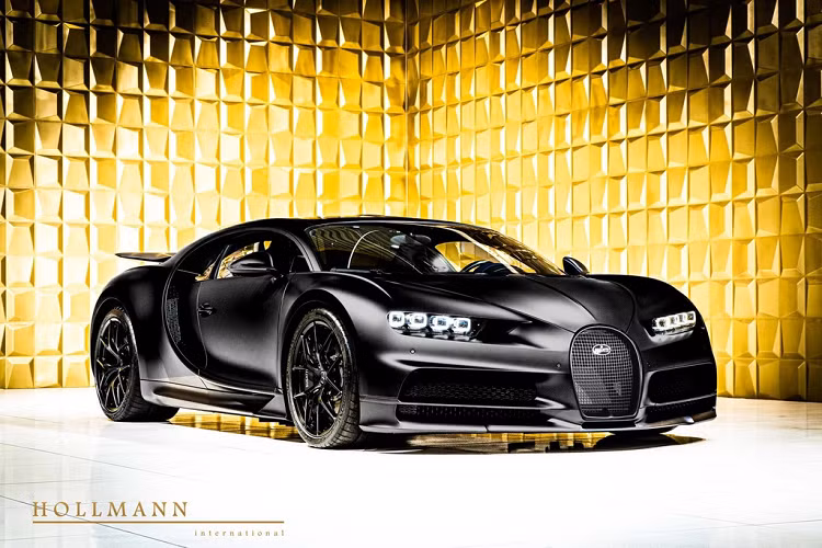 Vào tháng 12 năm ngoái, Bugatti tiết lộ sẽ cho ra mắt 2 phiên bản Chiron đặc biệt là Sportire Edition Noir Elegance và Noir Sportive với số lượng hạn chế chỉ 20 chiếc. Và vào tháng 2 vừa qua, chiếc xe đầu tiên trong số 20 phiên bản đặc biệt đã được rao bán tại một showroom ở Đức. Giá xe Bugatti Chiron Sport Noire này là 4,022 triệu Euro, tương đương 4,370 triệu USD. Điều ấn tượng là xe chỉ mới lăn bánh được 50 km.