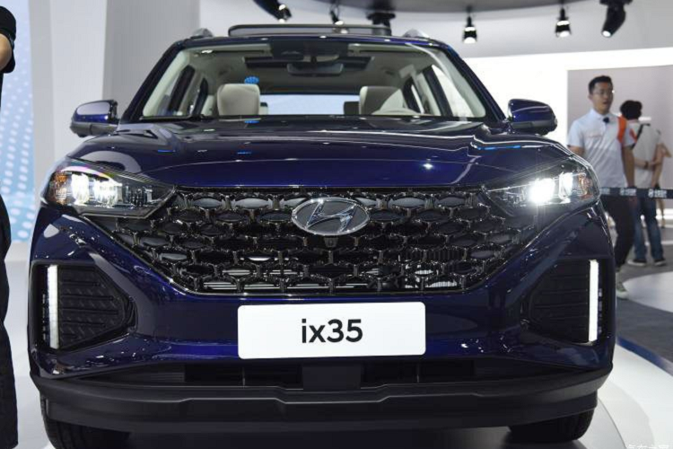 ix35 trên thực tế là phiên bản đổi tên và khác thiết kế của Hyundai Tucson thế hệ mới. Là sản phẩm của liên doanh Beijing Hyundai, ix35 mới sở hữu thiết kế ngoại thất phong cách. Cũng được áp dụng ngôn ngữ thiết kế Sensual Sportiness hiện tại của thương hiệu Hyundai nhưng mẫu crossover cỡ C này trông lại chẳng có chút gì liên quan đến Tucson.