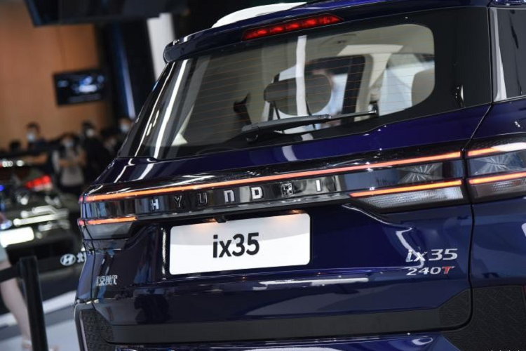 Bên trong đèn pha được sơn màu đen nhằm tạo cảm giác công nghệ cao hơn. Ngoài ra, mẫu xe này còn đi kèm cản trước tạo hình chữ "X" và đèn sương mù nằm dọc được đặt trong hốc khá lớn.