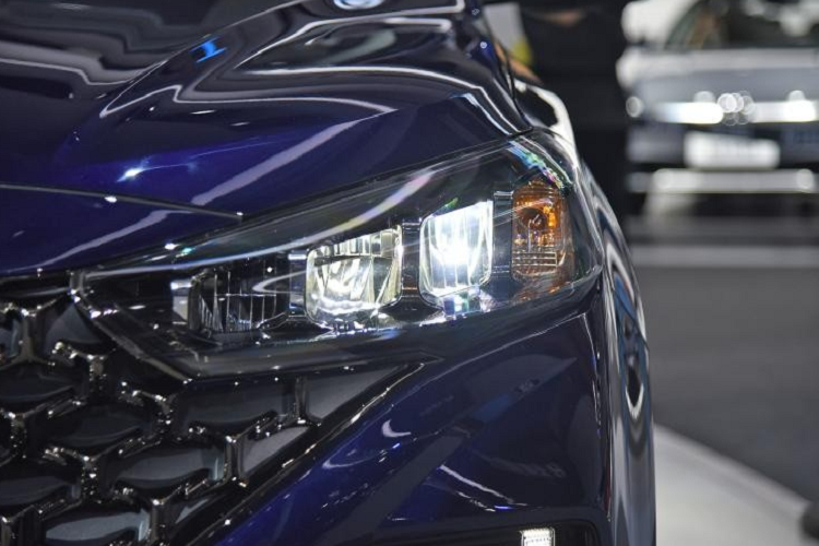 Trên đầu xe, của mẫu xe crossover Hyundai ix35 2021 được trang bị lưới tản nhiệt Cascading Grille hoàn toàn mới với mắt lưới hình tổ ong màu đen. Nối liền với lưới tản nhiệt là cụm đèn pha mới có thiết kế dài và mảnh hơn trước, đi kèm bóng LED hình vuông trông khá hiện đại.