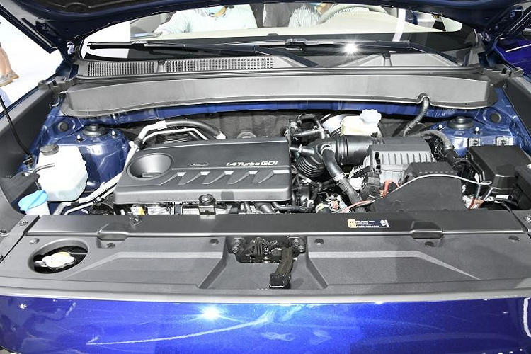 Bên trong Hyundai ix35 2021 là không gian nội thất 5 chỗ với thiết kế không thay đổi nhiều so với trước. Hãng Hyundai đã áp dụng phong cách thiết kế đơn giản và sáng sủa cho nội thất của mẫu crossover cỡ C này.