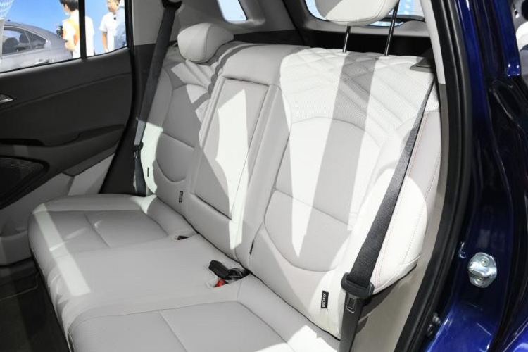 Theo đó, Hyundai ix35 phiên bản nâng cấp giữa vòng đời sở hữu chiều dài 4.500 mm, rộng 1.850 mm, cao 1.680 mm và chiều dài cơ sở 2.640 mm. So với phiên bản cũ, mẫu xe này dài hơn 65 mm, từ đó mang đến không gian nội thất thoải mái hơn.