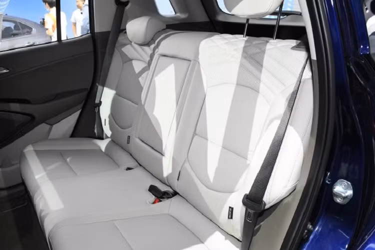 Theo đó, Hyundai ix35 phiên bản nâng cấp giữa vòng đời sở hữu chiều dài 4.500 mm, rộng 1.850 mm, cao 1.680 mm và chiều dài cơ sở 2.640 mm. So với phiên bản cũ, mẫu xe này dài hơn 65 mm, từ đó mang đến không gian nội thất thoải mái hơn.