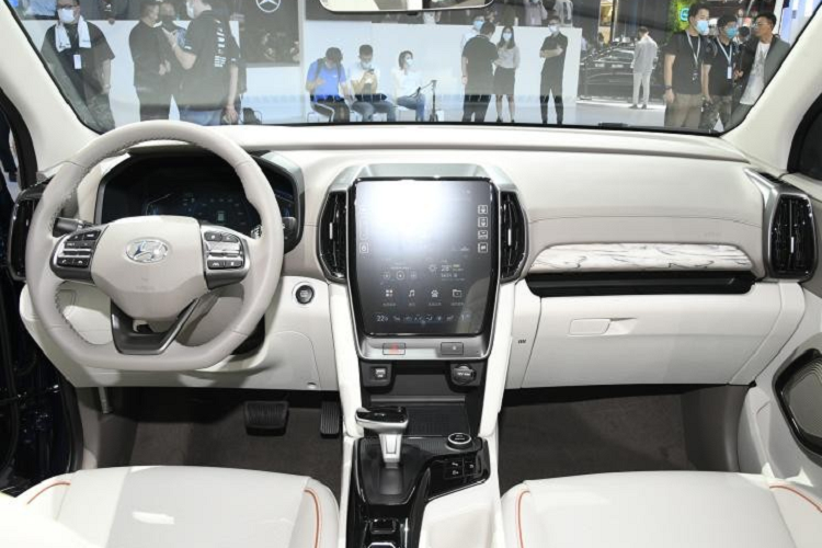 Đằng sau Hyundai ix35 2021 xuất hiện cụm đèn hậu nối liền với nhau - thiết kế vốn đang rất thịnh hành trong làng ô tô thế giới. Ở giữa đèn hậu là một dải màu đen tích hợp tem chữ nổi "Hyundai" khá lớn.