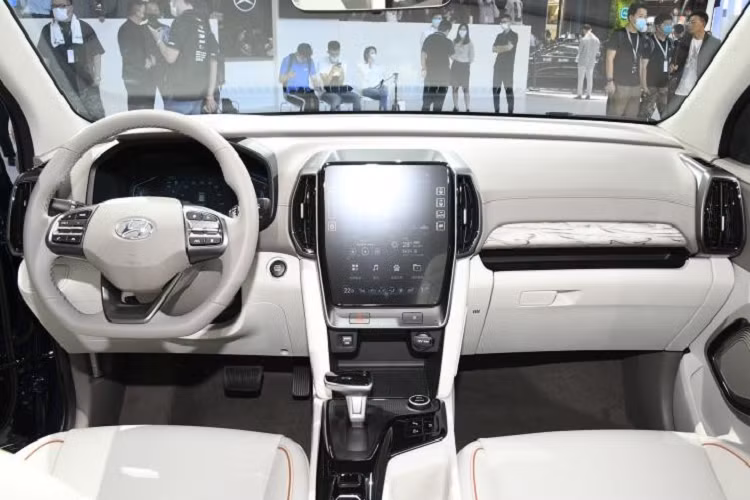 Đằng sau Hyundai ix35 2021 xuất hiện cụm đèn hậu nối liền với nhau - thiết kế vốn đang rất thịnh hành trong làng ô tô thế giới. Ở giữa đèn hậu là một dải màu đen tích hợp tem chữ nổi "Hyundai" khá lớn.