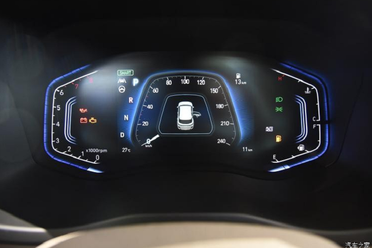 Chi tiết thiết kế này chẳng những khiến Hyundai ix35 2021 trông rộng hơn khi nhìn từ đằng sau mà còn tạo cảm giác khoa học viễn tưởng cho xe. Bên dưới là thiết kế hốc đèn phản quang tạo sự tương đồng với cản trước.