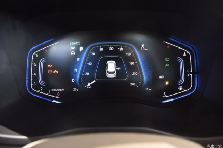 Chi tiết thiết kế này chẳng những khiến Hyundai ix35 2021 trông rộng hơn khi nhìn từ đằng sau mà còn tạo cảm giác khoa học viễn tưởng cho xe. Bên dưới là thiết kế hốc đèn phản quang tạo sự tương đồng với cản trước.