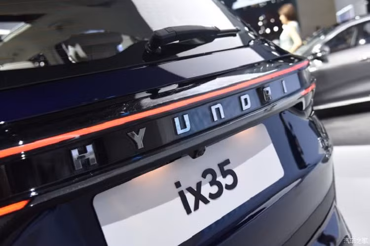 Hyundai ix35 2021 được trang bị vô lăng vát đáy 3 chấu, tích hợp phím chức năng, cửa gió điều hòa nằm dọc, mặt táp-lô bọc da và ốp gỗ, bảng đồng hồ kỹ thuật số toàn phần, màn hình trung tâm cỡ lớn, ghế bọc da, cửa sổ trời, bệ tì tay trung tâm tích hợp ngăn đựng cốc cho hàng ghế sau, cửa gió điều hòa hàng ghế sau, khay sạc điện thoại thông minh không dây cùng nhiều ngăn chứa đồ tiện dụng.