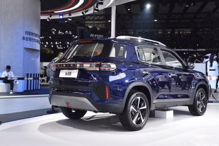 "Trái tim" của xe là 2 động cơ xăng 4 xi-lanh khác nhau. Đầu tiên là động cơ hút khí tự nhiên, dung tích 2.0 lít với công suất tối đa 160 mã lực. Con số tương ứng của động cơ tăng áp, dung tích 1,4 lít là 140 mã lực. Động cơ kết hợp với hộp số sàn 6 cấp, hộp số tự động 6 cấp hoặc hộp số tự động ly hợp kép 7 cấp. Dự kiến, xe sẽ được bày bán trên thị trường Trung Quốc vào tháng 12 năm nay. Hiện giá xe Hyundai ix35 2021 vẫn chưa được công bố.