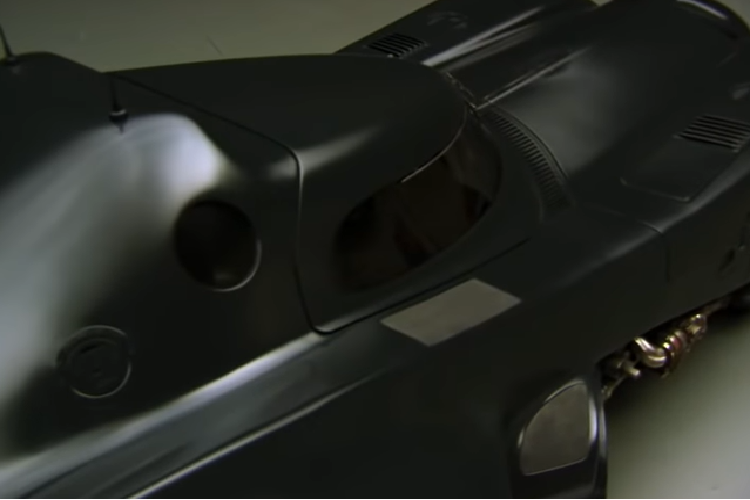 Bước sang thập niên 1990, Xe Dơi trên màn bạc đã nhận được thiết kế mang tính tương lai và quá đà hơn hẳn từ hai phần phim “Batman Forever” và “Batman &amp; Robin” của đạo diễn Joel Schumacher. Hai chiếc Xe Dơi này đã trải qua những sự thay đổi lớn, nhưng chúng có cùng chia sẻ một vài yếu tố cốt lỗi giống của Tim Burton đó là: một thân vỏ dài, thiết kế giống con dơi, và một động cơ Chevrolet.