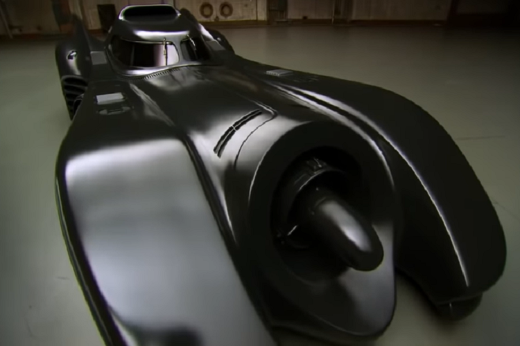 Cuối cùng – ít nhất là từ bộ phim tài liệu này – là chiếc Tumbler từ bộ ba phim của đạo diễn Christopher Nolan. Ai mà có thể quen được con quái vật gần như bất hoại này cơ chứ? Thế nhưng điều thực sự khiến mẫu xe này trở nên đặc biệt hơn là công tác chế tạo cực kỳ công phu để khiến nó chạy được một cách ngon lành. Trái ngược với suy nghĩ của một số người, những chiếc Tumbler được sử dụng trong phim đều là phương tiện vận hành hoàn chỉnh.