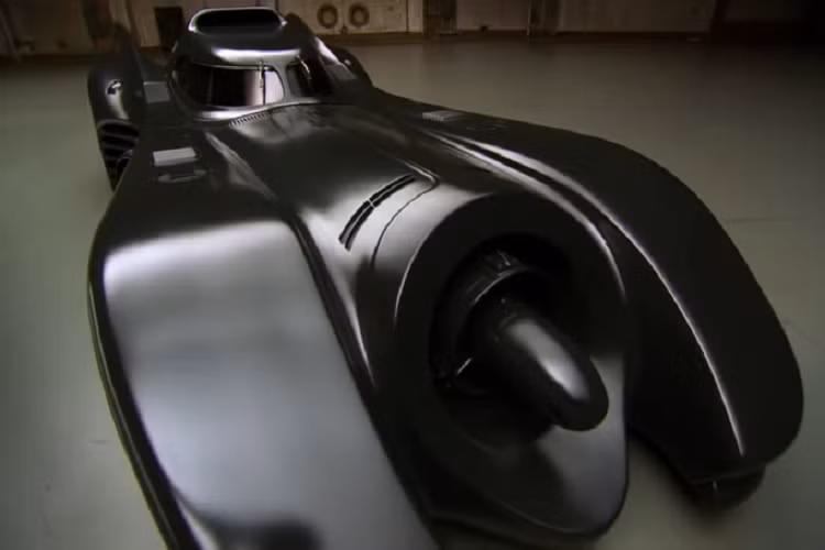 Cuối cùng – ít nhất là từ bộ phim tài liệu này – là chiếc Tumbler từ bộ ba phim của đạo diễn Christopher Nolan. Ai mà có thể quen được con quái vật gần như bất hoại này cơ chứ? Thế nhưng điều thực sự khiến mẫu xe này trở nên đặc biệt hơn là công tác chế tạo cực kỳ công phu để khiến nó chạy được một cách ngon lành. Trái ngược với suy nghĩ của một số người, những chiếc Tumbler được sử dụng trong phim đều là phương tiện vận hành hoàn chỉnh.