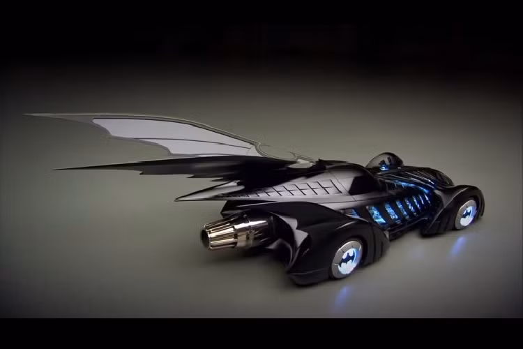 Trên thực tế, đoạn phim tài liệu này đã được thực hiện trong năm 2012, nhưng đến giờ thì nó mới được phát hành miễn phí cho tất cả mọi người. Mẫu Batmobile đầu tiên mà chúng ta thấy ở đây là từ bộ phim “Batman” năm 1943. Trong hình thái từ thuở sơ khai này, nó chỉ đơn giản là một chiếc xe cho triệu phú. Nó là một chiếc Cadillac 1939, không bọc giáp, không trang bị vũ khí tối tân, và thậm chí còn không có lấy huy hiệu Dơi đặc trưng.