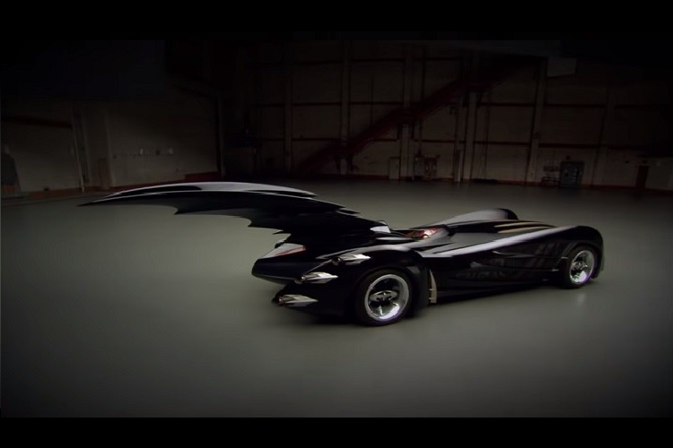 Tiếp theo là chiếc Batmobile được thiết kế và chế tạo bởi George Barris. Nó vốn là chiếc xe concept Lincoln Futura mà George Barris mua lại từ Ford Motor Company với cái giá chỉ 1 USD. Sau một vài tuần “chỉnh hình”, nó đã trở thành chiếc xe đặc trưng từ series truyền hình “Batman” trong thập niên 1960. Nó có lẽ là chiếc Xe Dơi trông giống xe bình thường nhất, nhưng mang một vai trò quan trọng khi được coi là phương tiện mở đường cho những Xe Dơi sau này.