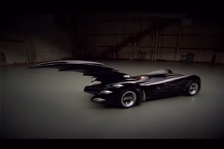 Tiếp theo là chiếc Batmobile được thiết kế và chế tạo bởi George Barris. Nó vốn là chiếc xe concept Lincoln Futura mà George Barris mua lại từ Ford Motor Company với cái giá chỉ 1 USD. Sau một vài tuần “chỉnh hình”, nó đã trở thành chiếc xe đặc trưng từ series truyền hình “Batman” trong thập niên 1960. Nó có lẽ là chiếc Xe Dơi trông giống xe bình thường nhất, nhưng mang một vai trò quan trọng khi được coi là phương tiện mở đường cho những Xe Dơi sau này.
