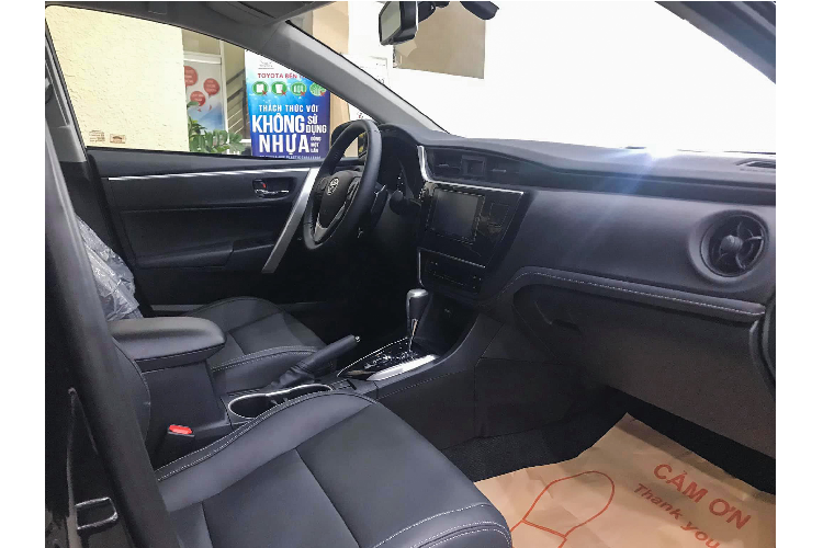 Toyota Corolla Altis sở hữu kích thước tổng thể (DxRxC) lần lượt: 4.620 x 1.775 x 1.460mm, khoảng sáng gầm xe chỉ 130 mm. Phần đầu Corolla Altis 2.0V CVT Sport sở hữu cụm đèn pha bi-LED kết hợp với dải đèn LED ban ngày sắc sảo, đèn pha công nghệ cao cấp như tự động bật tắt, tự động cân bằng góc chiếu.