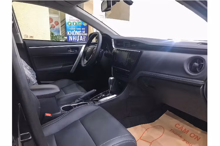 Toyota Corolla Altis sở hữu kích thước tổng thể (DxRxC) lần lượt: 4.620 x 1.775 x 1.460mm, khoảng sáng gầm xe chỉ 130 mm. Phần đầu Corolla Altis 2.0V CVT Sport sở hữu cụm đèn pha bi-LED kết hợp với dải đèn LED ban ngày sắc sảo, đèn pha công nghệ cao cấp như tự động bật tắt, tự động cân bằng góc chiếu.