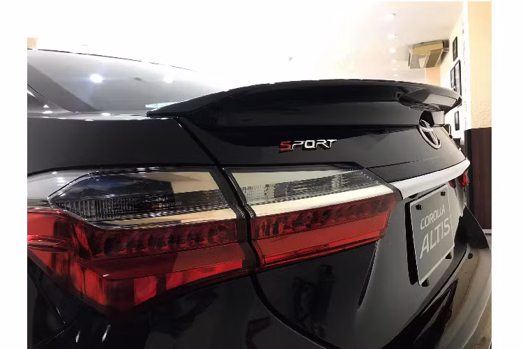 Toyota Corolla Altis 2019 giảm giá bán là tin vui cho khách mua xe mới, tuy nhiên đối với những khách hàng đã mua xe trước đó chắc chắn sẽ không cảm thấy vui vẻ vì điều này, khi xe của họ có thể bị “mất giá” một phần sau khi hãng giảm giá sâu cho xe mới.