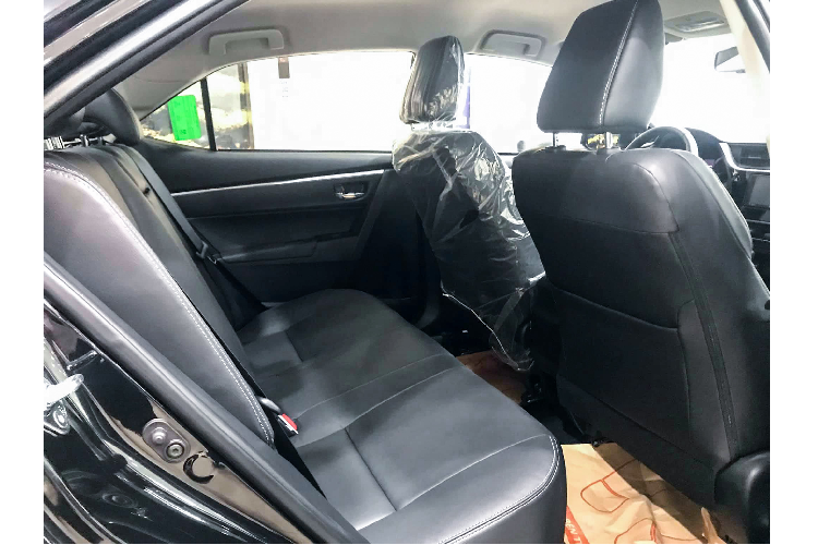 Ngoại thất xe được trang bị bị bộ bodykit thể thao, bao gồm: “dàn chân” lắp bộ mâm thể thao 17 inch có thiết kế đa chấu, ốp cản trước, bộ khuếch tán gió phía sau, đi kèm cánh gió liền thân giúp chiếc sedan hang dáng vẻ thể thao và năng động hơn. Nội thất Altis 2.0V Sport sở hữu nhiều trang bị tiện nghi. Phiên bản cao cấp này có ghế lái chỉnh điện (10 hướng), ghế phụ phía trước chỉnh tay (4 hướng), ghế ngồi được bọc da. Trang bị vô lăng 3 chấu tích hợp lẫy chuyển số và chế độ lái thể thao…