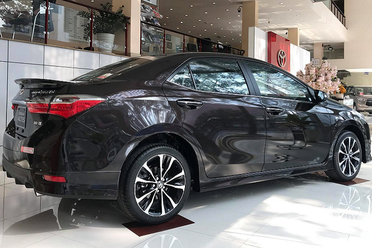 Trang bị an toàn trên Toyota Corolla Altis 2.0V Sport bao gồm 7 túi khí, hệ thống chống bó cứng phanh ABS, hệ thống phân phối lực phanh điện tử EBD, hệ thống hỗ trợ phanh khẩn cấp BA, hệ thống cân bằng điện tử VSC, hệ thống kiểm soát lực kéo TRC...