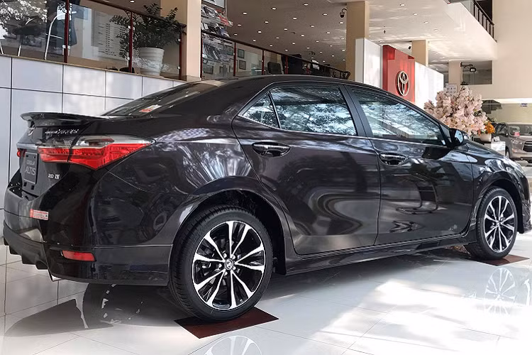 Trang bị an toàn trên Toyota Corolla Altis 2.0V Sport bao gồm 7 túi khí, hệ thống chống bó cứng phanh ABS, hệ thống phân phối lực phanh điện tử EBD, hệ thống hỗ trợ phanh khẩn cấp BA, hệ thống cân bằng điện tử VSC, hệ thống kiểm soát lực kéo TRC...