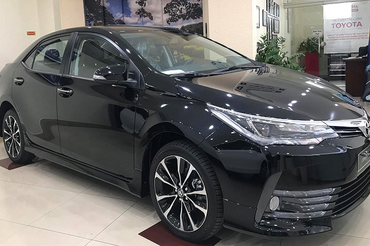 Tuy nhiên, số lượng xe còn tồn đọng ở đại lý không nhiều, nếu không nhanh chân có thể khách mua xe mất lượt. Toyota Corolla Altis bản 2.0V CVT Sport cao cấp không phải là phiên bản duy nhất của dòng xe Corolla Altis phiên bản cũ được giảm giá bán, trước đó các phiên bản 1.8L cũng được ghi nhận giảm giá từ 100 – 150 triệu đồng.