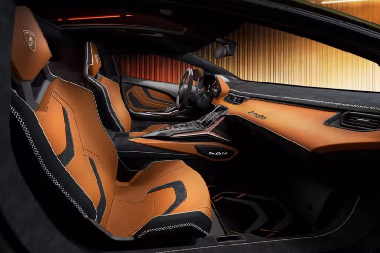 Khối động cơ điện này góp phần tăng thêm 34 mã bên cạnh khối động cơ đốt trong, nâng tổng sức mạnh chiếc xe lên thành 807 mã lực.