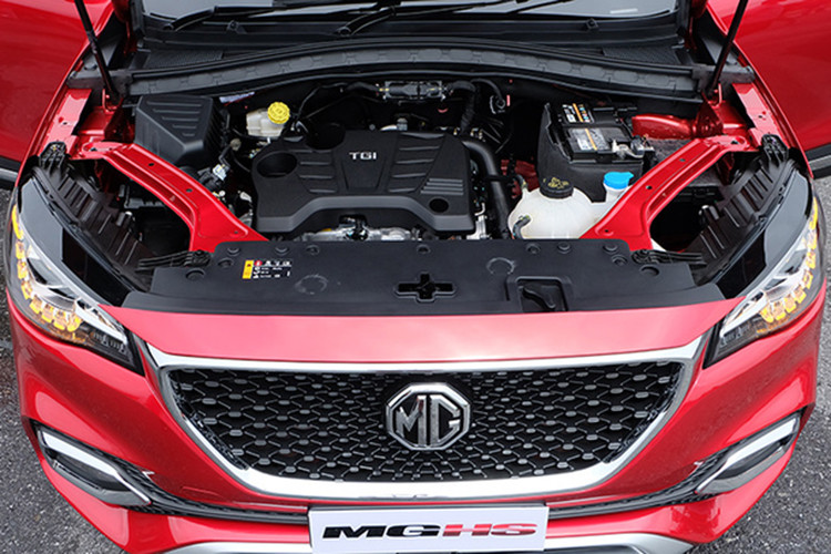 Trang bị an toàn trên MG HS bao gồm: hệ thống chống bó cứng phanh và phân phối lực phanh điện tử, hệ thống tăng cường phanh, hệ thống kiểm soát ổn định, hệ thống giám sát điểm mù, hệ thống hỗ trợ khởi hành ngnag dốc, hệ thống thông báo chệch và giữ làn đường, hệ thống kiểm soát lực kéo chống trượt, giám sát áp suất lốp, camera toàn cảnh 360 độ và 6 túi khí. 