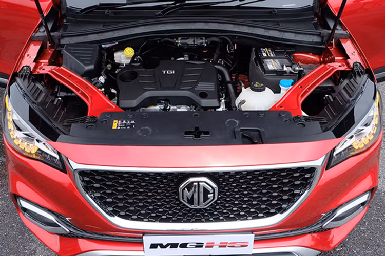 Trang bị an toàn trên MG HS bao gồm: hệ thống chống bó cứng phanh và phân phối lực phanh điện tử, hệ thống tăng cường phanh, hệ thống kiểm soát ổn định, hệ thống giám sát điểm mù, hệ thống hỗ trợ khởi hành ngnag dốc, hệ thống thông báo chệch và giữ làn đường, hệ thống kiểm soát lực kéo chống trượt, giám sát áp suất lốp, camera toàn cảnh 360 độ và 6 túi khí. 