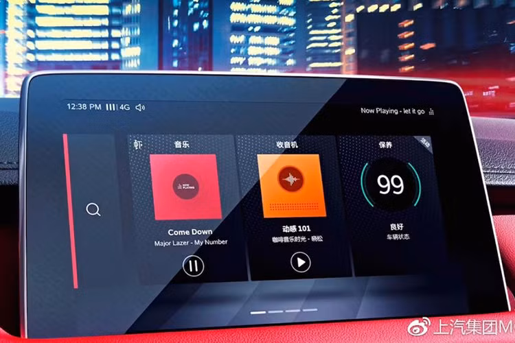 Xe được trang bị cửa sổ trời toàn cảnh, đóng/mở bằng điện, 4 sửa sổ được điều chỉnh bằng điện, hệ thống điều hoà vùng độc lập, khởi động bằng nút bấm, ổ cắm sạc 12V và 2 cổng USB cho hàng ghế sau, vô-lăng bọc da và gương chiếu hậu làm mờ. Hệ thống giải trí trên xe là một màn hình cảm ứng 10inch, đài AM/FM, hệ thống định vị GPS, kết nối không dây Bluetooth và hệ thống I-SMART.