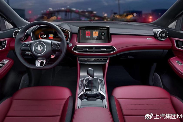 MG HS sở hữu nội thất với hai tông màu đỏ-đen, các hàng ghế ngồi bọc da đi kèm là các đường viền chỉ khâu xuất hiện trên thành và thân ghế. Ghế lái có điều chỉnh điện 6 hướng, ghế hánh khách phía trước điều chỉnh điện 4 hướng, hàng ghế sau có tỷ lệ gập 60:40 và có thêm bệ tỳ tay.