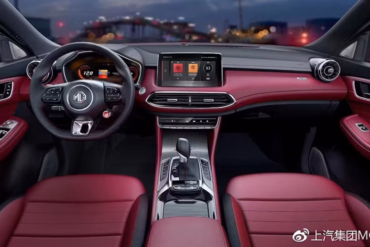 MG HS sở hữu nội thất với hai tông màu đỏ-đen, các hàng ghế ngồi bọc da đi kèm là các đường viền chỉ khâu xuất hiện trên thành và thân ghế. Ghế lái có điều chỉnh điện 6 hướng, ghế hánh khách phía trước điều chỉnh điện 4 hướng, hàng ghế sau có tỷ lệ gập 60:40 và có thêm bệ tỳ tay.