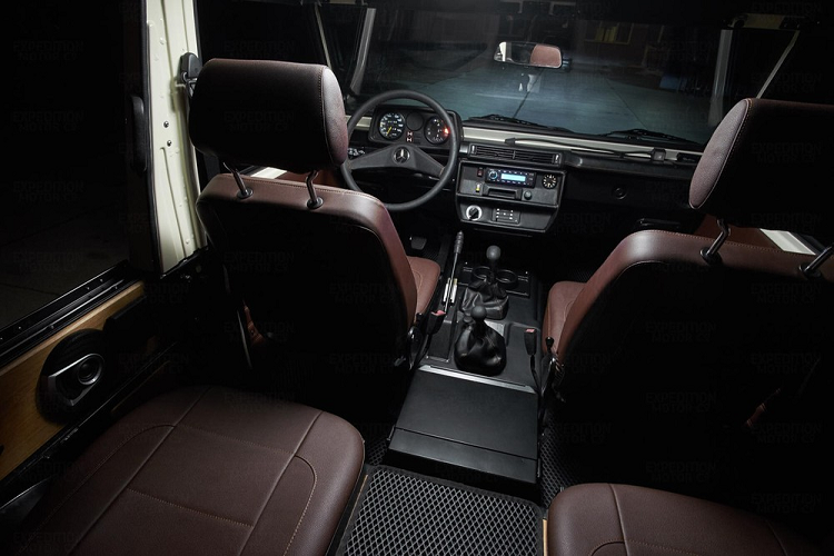 Expedition Motor Company cũng đã lắp đặt một ống thở để tăng cường khả năng lội nước của xe. Sau khi “lột trần” chiếc xe off-road chỉ còn các phụ tùng trọng yếu, công ty bắt đầu lắp đặt đèn pha LED hiện đại, đèn hậu độ riêng và tấm chắn lưới tản nhiệt mới, nhưng các thay đổi về mặt hình thức cũng được giới hạn để đảm bảo lưu giữ phong cách vạm vỡ nguyên bản.