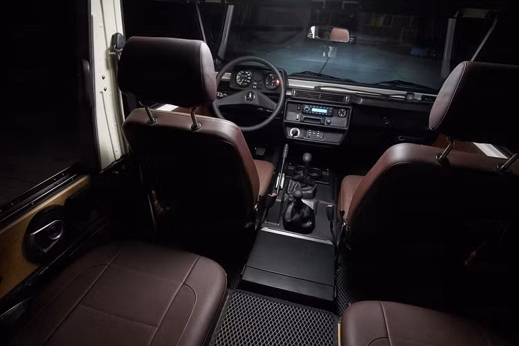 Expedition Motor Company cũng đã lắp đặt một ống thở để tăng cường khả năng lội nước của xe. Sau khi “lột trần” chiếc xe off-road chỉ còn các phụ tùng trọng yếu, công ty bắt đầu lắp đặt đèn pha LED hiện đại, đèn hậu độ riêng và tấm chắn lưới tản nhiệt mới, nhưng các thay đổi về mặt hình thức cũng được giới hạn để đảm bảo lưu giữ phong cách vạm vỡ nguyên bản.