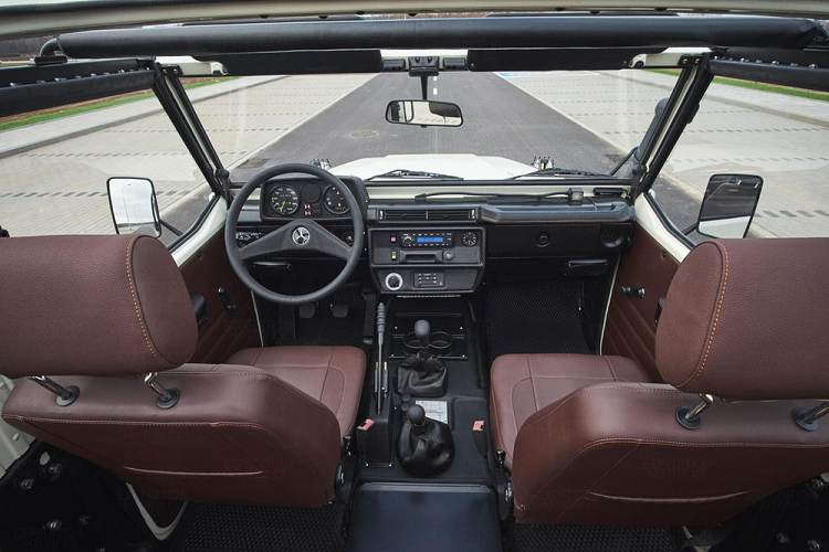 Chiếc xe vẫn trang bị khối động cơ chạy dầu 5 xi-lanh dung tích 2.5 lít nguyên bản của G-Wagon, nhưng có được bổ sung/thay thế hàng loạt phụ tùng mới như vòng đệm trục khuỷu trước và sau mới, bu lông đầu xi lanh và miếng đệm đầu xi lanh mới, kết hợp với hộp số sàn 4 cấp với các vòng đệm và bộ ly hợp mới.