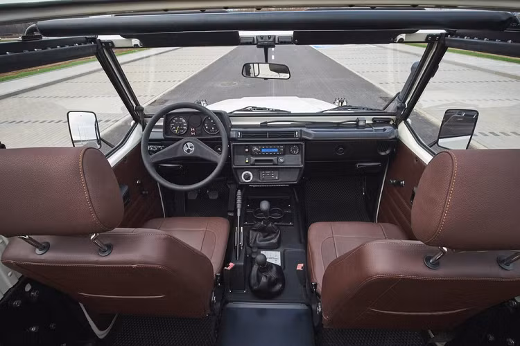 Chiếc xe vẫn trang bị khối động cơ chạy dầu 5 xi-lanh dung tích 2.5 lít nguyên bản của G-Wagon, nhưng có được bổ sung/thay thế hàng loạt phụ tùng mới như vòng đệm trục khuỷu trước và sau mới, bu lông đầu xi lanh và miếng đệm đầu xi lanh mới, kết hợp với hộp số sàn 4 cấp với các vòng đệm và bộ ly hợp mới.