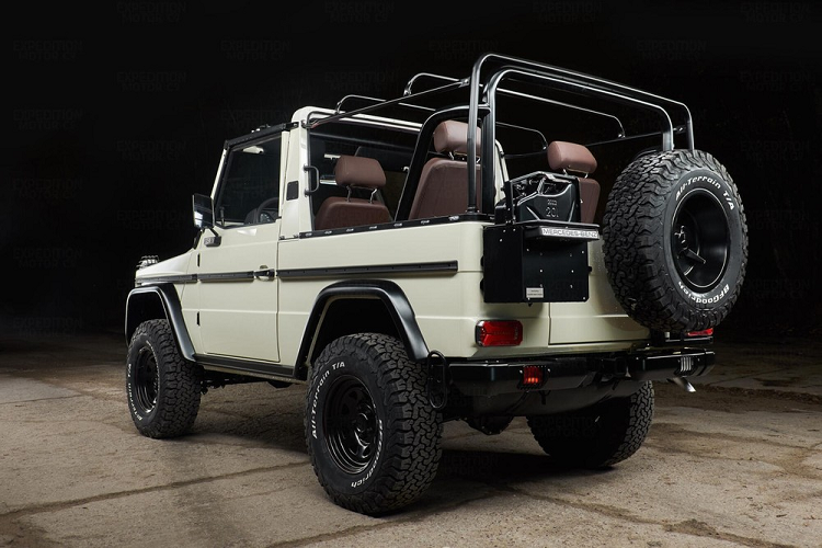 Bên trong, nội thất xe giờ đây được trang trí chất liệu vinyl màu nâu trông có chất cổ điển, với chất liệu da sang trọng áp dụng lên ghế và tấm ốp cửa trong. Dựa theo Expedition Motor Company, họ đã phải mất gần 1.000 giờ lao động để phục chế kiêm độ chiếc G-Wagon đẹp mắt này. Hiện tại, công ty đang chào bán Mercedes-Benz 250GD Wolf 1991 với giá 102.150 USD (tương đương 2,36 tỷ đồng), rẻ hơn so với một chiếc Mercedes G-Class G550 2020 mới tính với giá khởi điểm 130.900 USD.