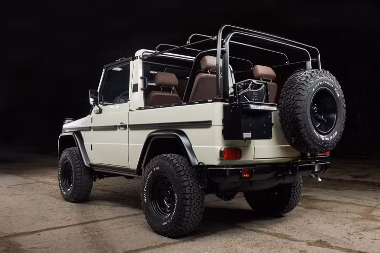 Bên trong, nội thất xe giờ đây được trang trí chất liệu vinyl màu nâu trông có chất cổ điển, với chất liệu da sang trọng áp dụng lên ghế và tấm ốp cửa trong. Dựa theo Expedition Motor Company, họ đã phải mất gần 1.000 giờ lao động để phục chế kiêm độ chiếc G-Wagon đẹp mắt này. Hiện tại, công ty đang chào bán Mercedes-Benz 250GD Wolf 1991 với giá 102.150 USD (tương đương 2,36 tỷ đồng), rẻ hơn so với một chiếc Mercedes G-Class G550 2020 mới tính với giá khởi điểm 130.900 USD.