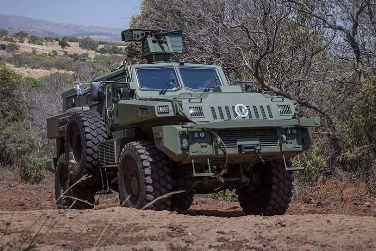 Marauder là mẫu xe ôtô bọc thép được sản xuất tại Nam Phi. Với động cơ diesel công suất 300 mã lực, mô-men xoắn 1.100 Nm, chiếc Marauder có thể đạt tốc độ tối đa 120 km/h dù khối lượng xe lên tới 9.900 kg, số ghế ngồi 8+2. Bên cạnh đó, "pháo đài 4 bánh" này còn có khả năng mang theo súng máy và bệ phóng tên lửa. Nó cũng có khả năng bảo vệ cấp 3, kháng mìn chống tăng hoặc chịu được tác động của 8 kg TNT.